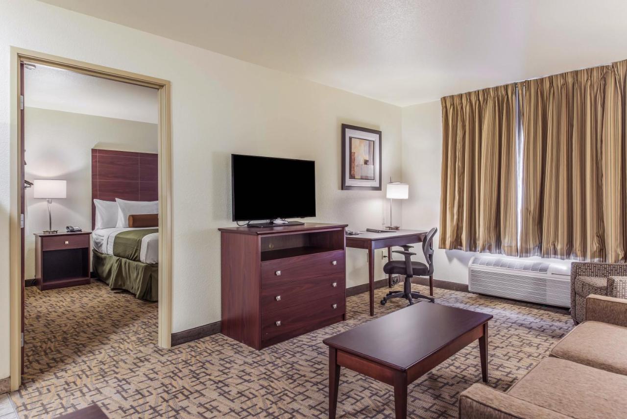 Cobblestone Hotel & Suites - Hutchinson Exterior photo