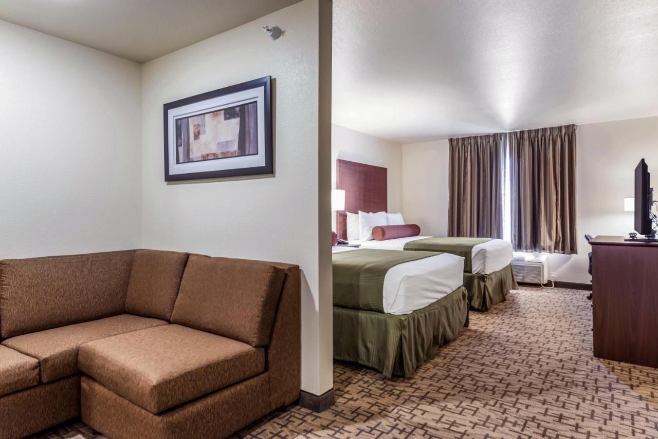 Cobblestone Hotel & Suites - Hutchinson Exterior photo