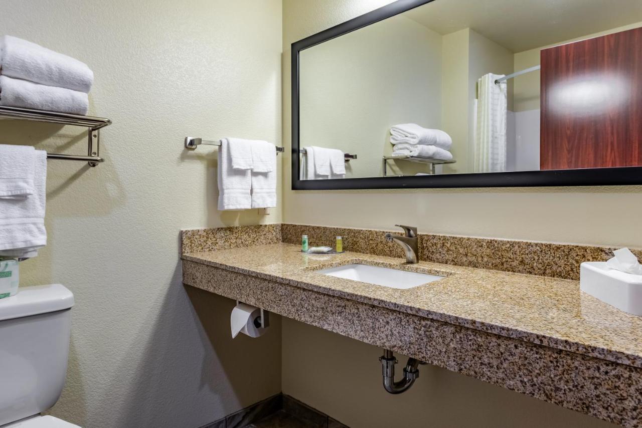 Cobblestone Hotel & Suites - Hutchinson Exterior photo