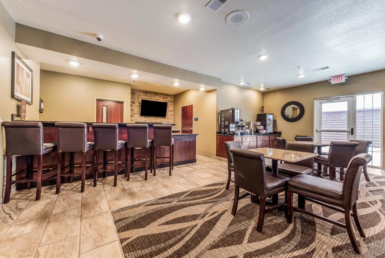 Cobblestone Hotel & Suites - Hutchinson Exterior photo