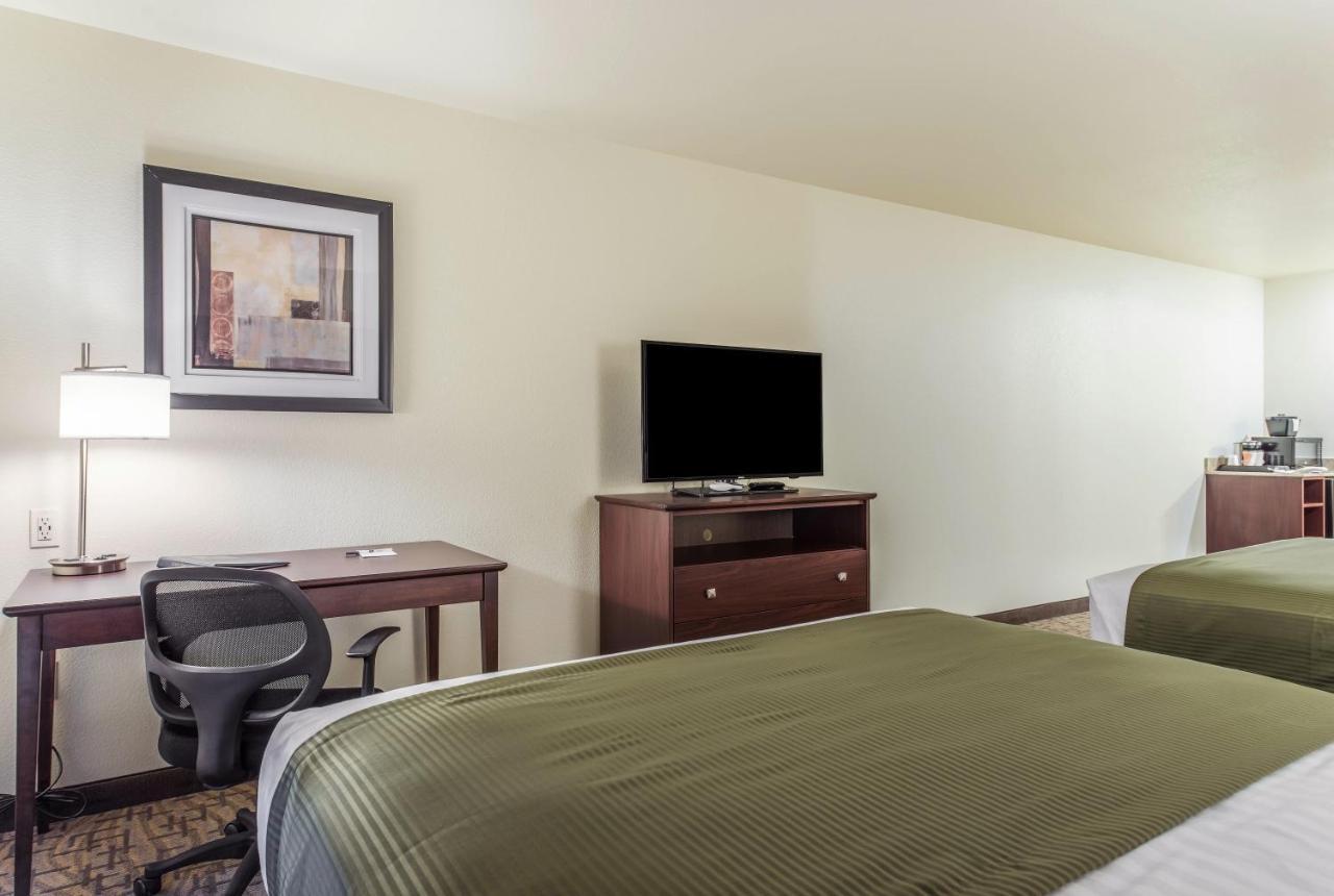 Cobblestone Hotel & Suites - Hutchinson Exterior photo